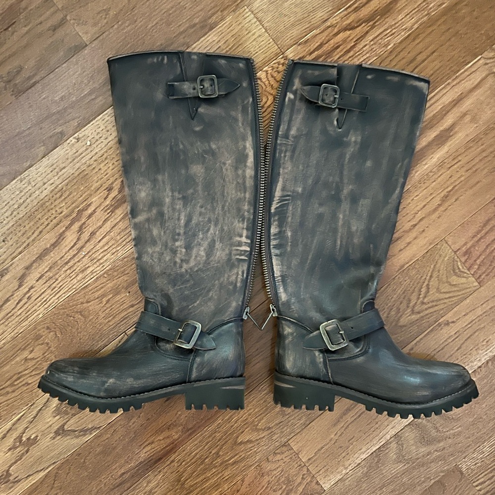 Freebird zip up boots. They are size 7, feels like a 6.